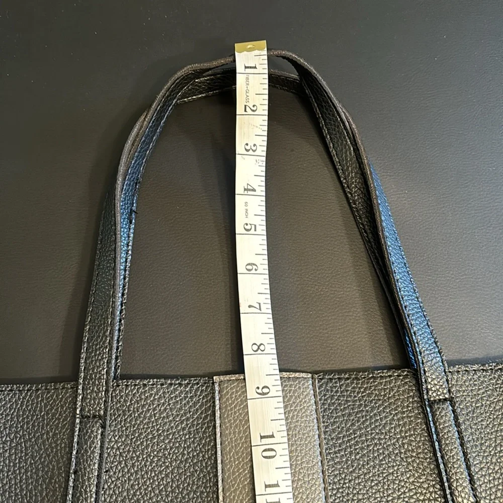 Vince Camuto shoulder bag. - Picture 6 of 6